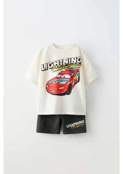Erkek Çocuk Pamuklu Krem Lightning Mcqueen Baskılı T-Shirt ve Siyah Şort Takım