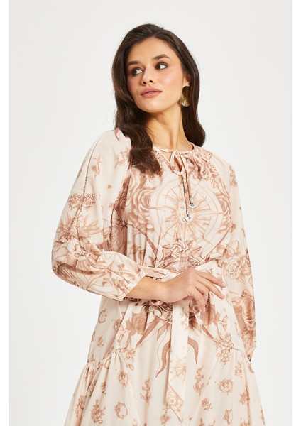 Kadın Kuşaklı Desenli Elbise – Büzgü Yaka, Volan Etek, Astarlı fırsatları