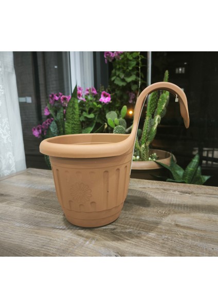 Kendinden Askılı Balkon Küpeşte Saksısı Plastik Kelepçeli Sağlam 2,8 Litre 21 cm Boy Askılı Tombik Saksı fırsatları