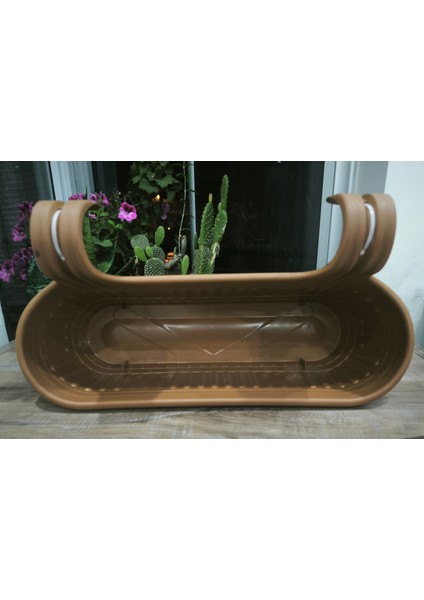 Kendinden Askılı Balkon Küpeşte Saksısı Plastik Kelepçeli Sağlam 9,5 Litre 53 cm Boy Askılı Tombik Saksı indirimleri