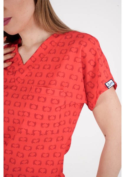 Kırmızı Kalpler Desenli Doktor Hemşire Hastane Scrubs Üst Üniforması fiyatları