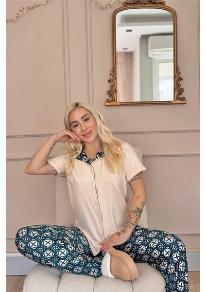 Bej Floral Harmony Exclusive Önden Düğmeli Kadın Pijama Takımı fırsatları