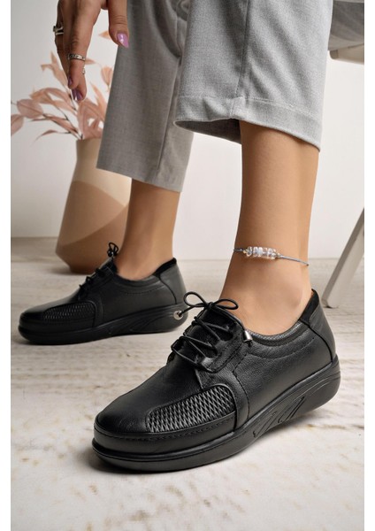 42632 Siyah Hakiki Deri Parmak Çıkıntılı Kadın Ayakkabı