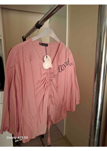 Bluz Kelebek Formatlı Yazı Detaylı Yarasa Kol Ön Büzgü Pudra Bluz