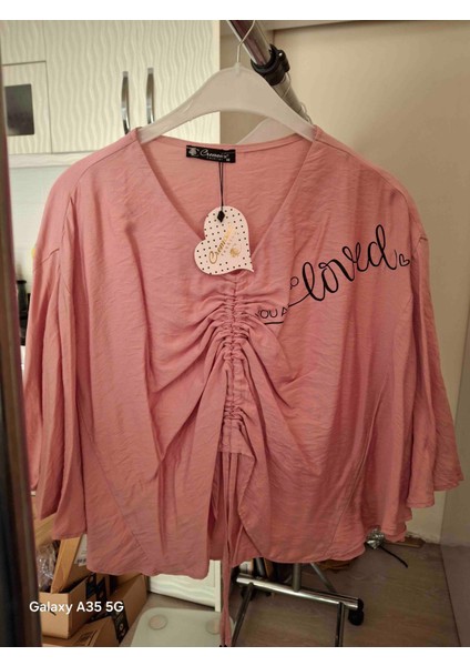 Bluz Kelebek Formatlı Yazı Detaylı Yarasa Kol Ön Büzgü Pudra Bluz fiyatları