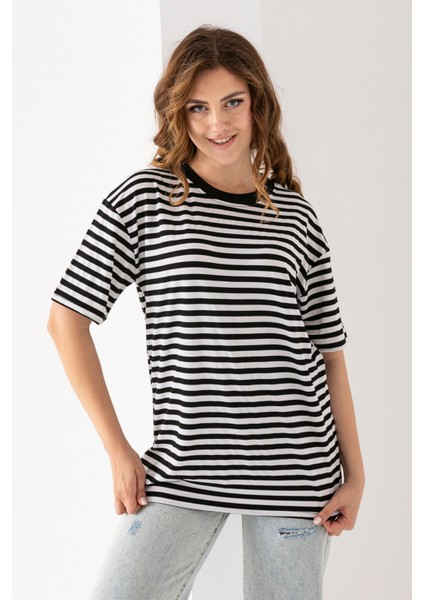 Kadın Siyah Beyaz Çizgili Oversize Kısa Kollu Viskon Penye Bluz fiyatları