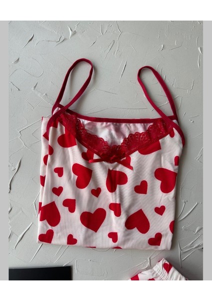 Intive Dantel Detaylı Yumuşacık Kırmızı Beyaz Kalp Desenli Askılı Bluz Şort Pijama Takımı