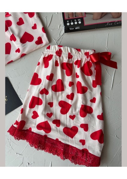 Intive Dantel Detaylı Yumuşacık Kırmızı Beyaz Kalp Desenli Askılı Bluz Şort Pijama Takımı