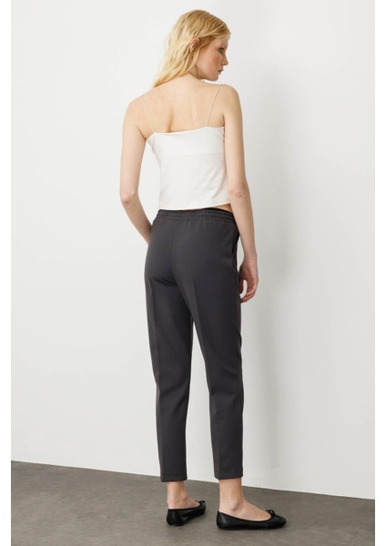 Kadın Beli Bağcıklı ve Lastikli Kumaş Pantolon Füme modelleri