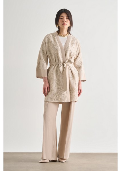 Desenli Mizalle Örgü Nakışlı Bej Rengi Premium Kimono Ceket