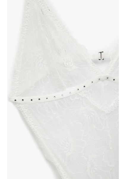 Pencere Detaylı Taşlı V Yaka Dantel Bodysuit