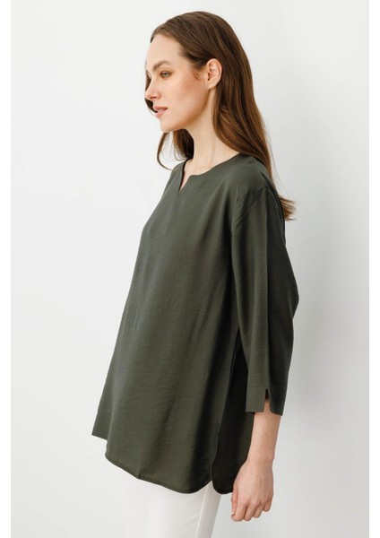 Kadın Yakası Kolu ve Eteği Yırtmaçlı Bluz Haki fiyatları