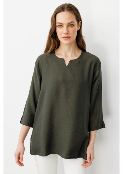 Kadın Yakası Kolu ve Eteği Yırtmaçlı Bluz Haki indirimleri