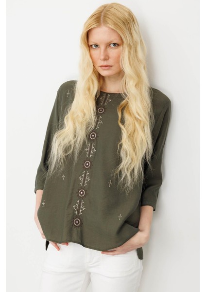 Kadın Sıfır Yaka Önü Nakışlı Bluz Haki fiyatları
