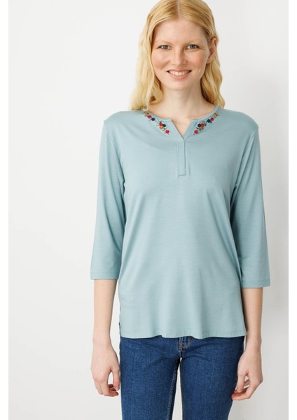 Kadın Açma Yaka Nakış Işlemeli Penye Bluz Mint modelleri