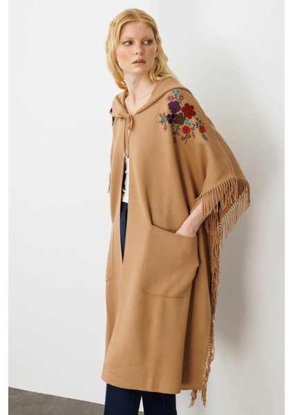 Kadın Omuzu Aplikeli Yanı Püsküllü Panço Camel