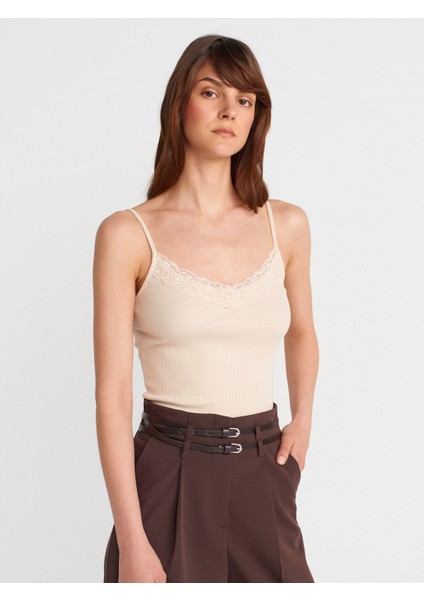 21015 Dantel Detaylı Top-Bej