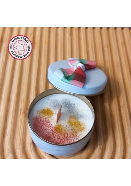 2654 El Yapımı Amber Çiçeği Kokulu Metal Kutuda Mum - 3 x 7 cm
