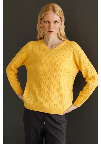 Kadın V Yaka Komple Saç Örgülü Kazak Sarı