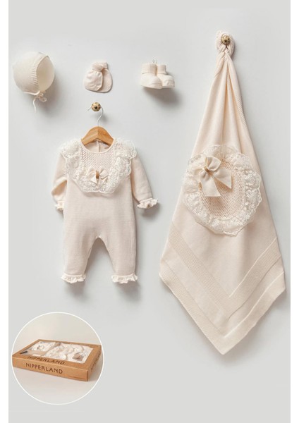 Dantel ve Kurdele Detaylı 5 Parça Hediyelik Kutulu Yumuşak Triko Kız Bebek Hastane Çıkışı