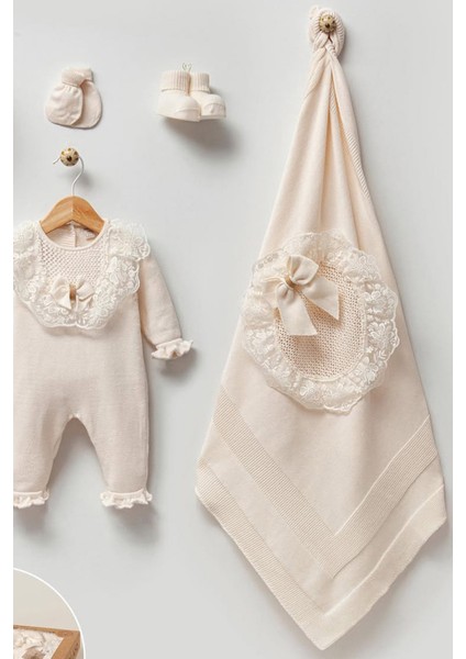 Dantel ve Kurdele Detaylı 5 Parça Hediyelik Kutulu Yumuşak Triko Kız Bebek Hastane Çıkışı modelleri