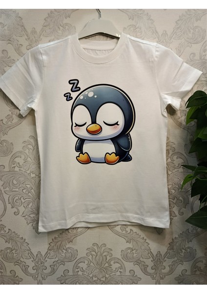 Uykucu Penguen Baskılı Çocuk Tişörtü