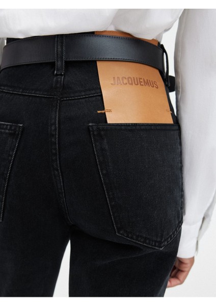 Yüksek Bel Düz Kesim Jean Siyah Denim, Metal Detaylı ve Rahat Tasarım fırsatları