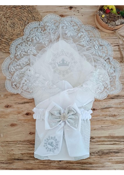 Yenidoğan Titi Taç Nakışlı Plazma Taşlı Güpürlü Çift Fiyonk Duvaklı Trilüks Kundak Bebek Battaniyesi Gümüş