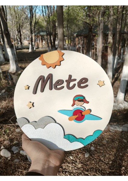 Kişiye Özel Tasarlanabilir Uçak Bebek Temalı Bej Ahşap Bebek Hastane Odası Kapı Süsü