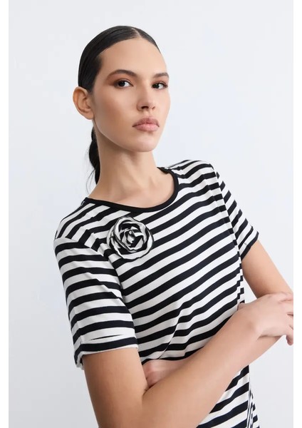 Gül Broş Detaylı Viskon T-Shirt - Siyah