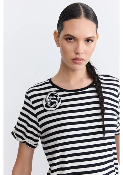 Gül Broş Detaylı Viskon T-Shirt - Siyah