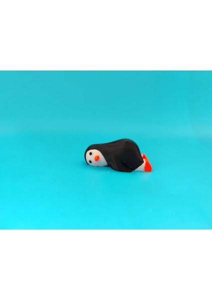 Yüzüstü Uzanmış Penguen Figürü – Sevimli 3D Dekoratif Oyuncak