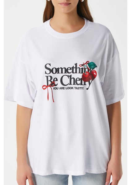 Kadın Something Kiraz Baskılı Beyaz Oversize T-Shirt