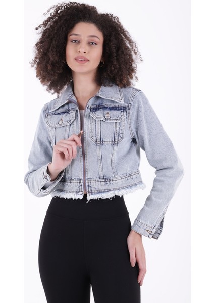 Püskül Detaylı ve Fermuarlı Kolları Düğmeli Kısa Kot Kadın Ceket Kar Yıkama Açık Mavi Denim