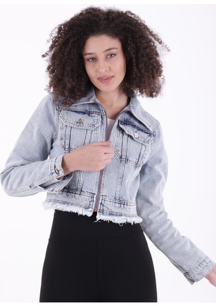 Püskül Detaylı ve Fermuarlı Kolları Düğmeli Kısa Kot Kadın Ceket Kar Yıkama Açık Mavi Denim