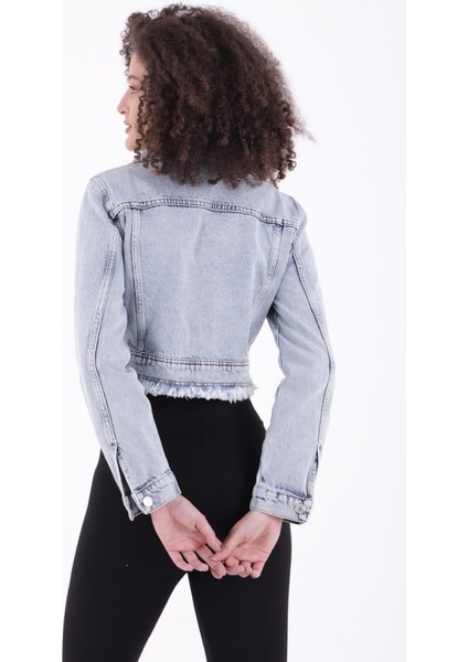 Püskül Detaylı ve Fermuarlı Kolları Düğmeli Kısa Kot Kadın Ceket Kar Yıkama Açık Mavi Denim