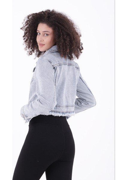 Püskül Detaylı ve Fermuarlı Kolları Düğmeli Kısa Kot Kadın Ceket Kar Yıkama Açık Mavi Denim