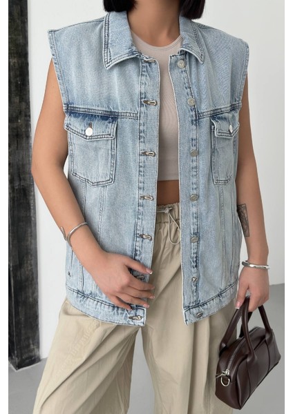 Kolsuz ve Cepli Standart Boy Gömlek Yakalı Kadın Kot Yelek Kar Yıkama Açık Mavi Dört Mevsim
