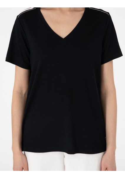 Kadın Siyah Regular Fit Tişört 50301461-VR046