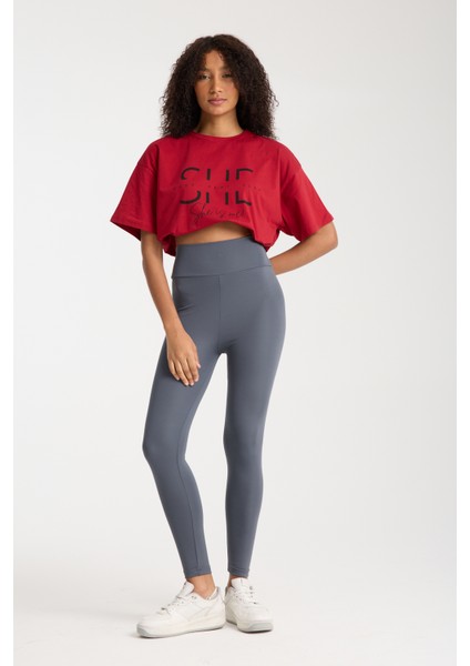 Kırmızı She Yazılı T-Shirt modelleri