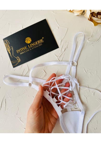 Amelie Önü Açık Bağlama Detaylı Kaliteli Fantasy G-String (Kırmızı-Beyaz-Siyah)