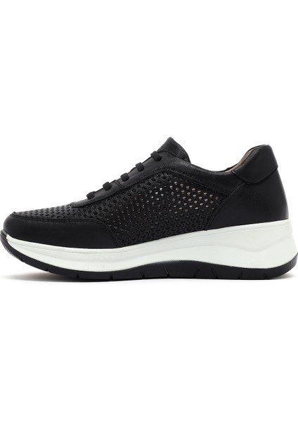 Kadın Siyah Bağcıklı Kalın Tabanlı Deri Sneaker 25SFD501718