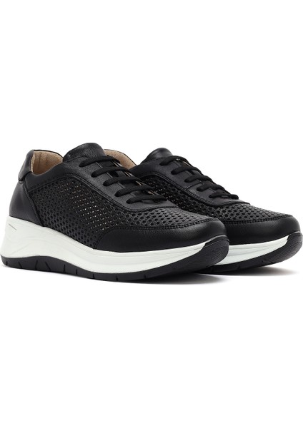 Kadın Siyah Bağcıklı Kalın Tabanlı Deri Sneaker 25SFD501718