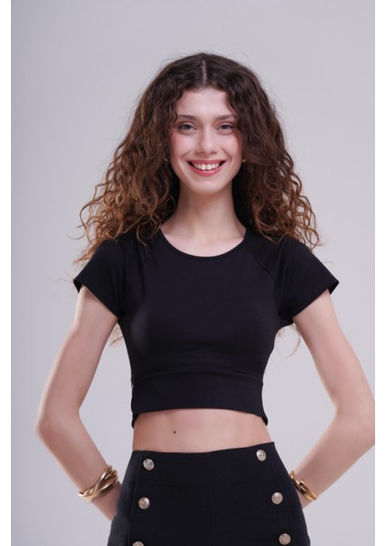 Kadın Siyah Bağlamalı Crop Bluz – Modern ve Cesur Yaz Stili