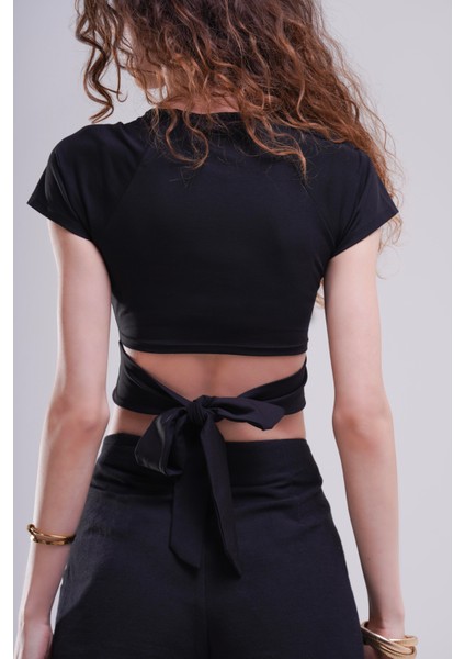 Kadın Siyah Bağlamalı Crop Bluz – Modern ve Cesur Yaz Stili