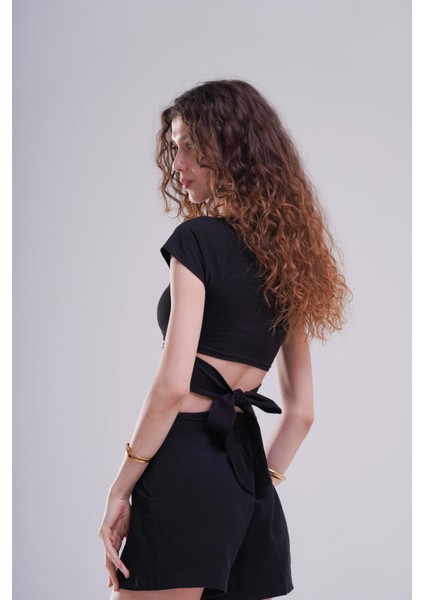 Kadın Siyah Bağlamalı Crop Bluz – Modern ve Cesur Yaz Stili