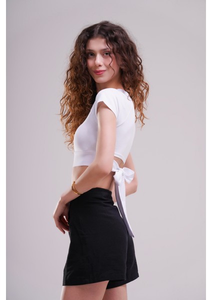 Kadın Beyaz Bağlamalı Crop Bluz – Modern ve Cesur Yaz Stili