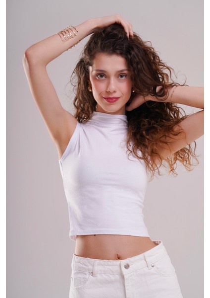 Kadın Beyaz Crop Boğazlı Kolsuz Bluz
