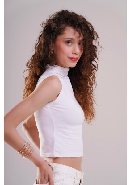 Kadın Beyaz Crop Boğazlı Kolsuz Bluz