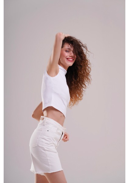 Kadın Beyaz Crop Boğazlı Kolsuz Bluz